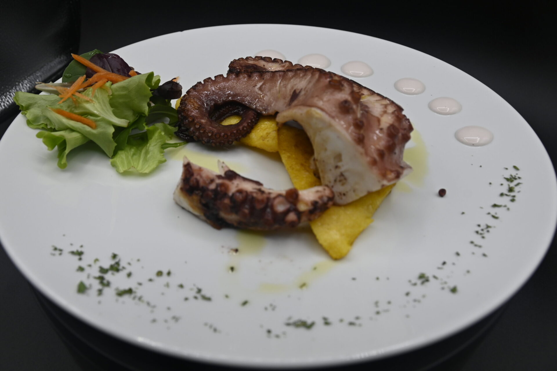 Polpo grigliato con la sua maionese su polenta