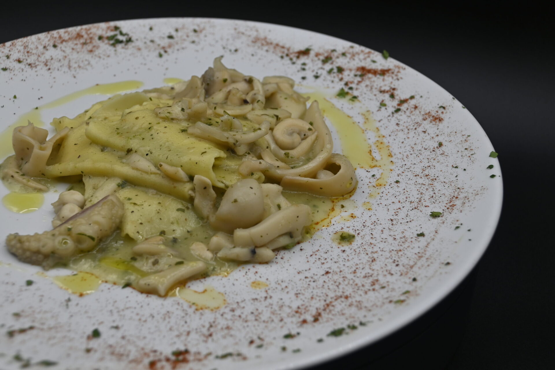 Maltagliato di grano al condimento di seppie e pinoli