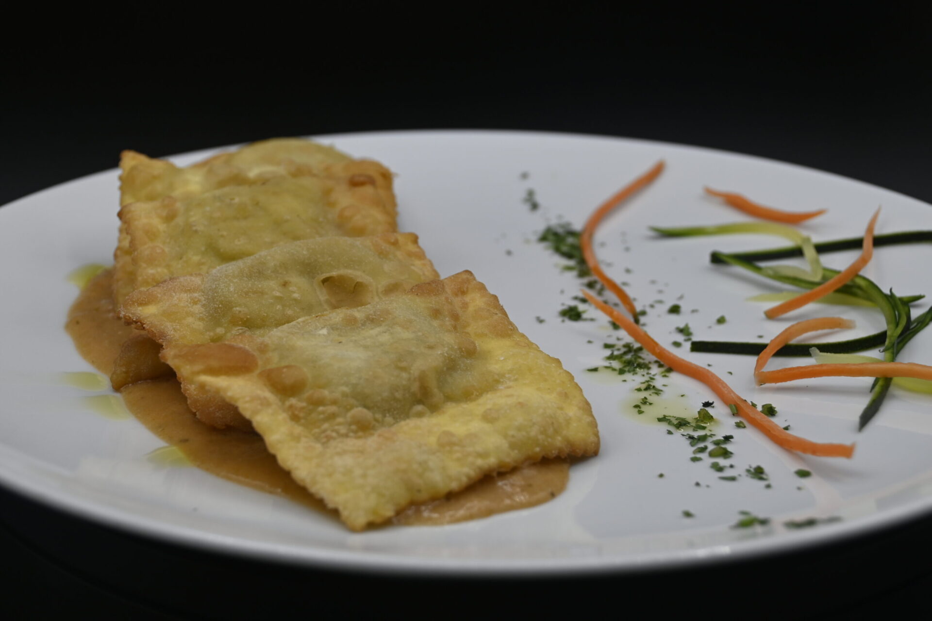 Ravioloni caserecci di pesce con sugo ai calamari nostrani